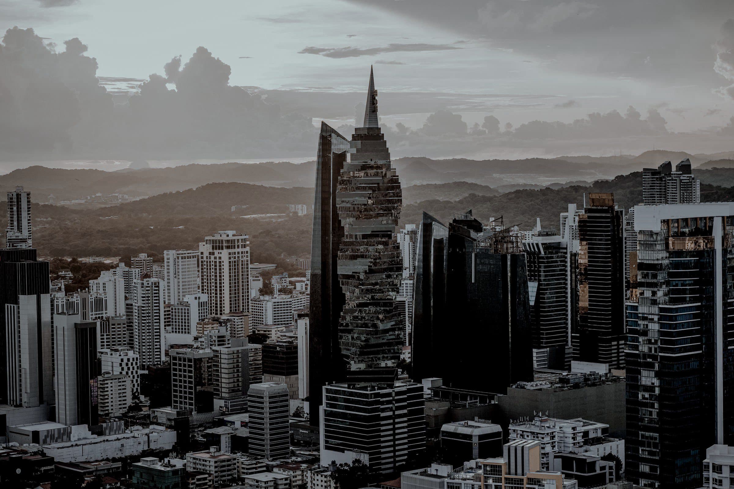 La torre F&F, El Tornillo, en el centro financiero de Ciudad de Panamá al atardecer.